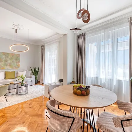 Contemporary 2-bdr Near Kalimarmaro & Alsos Park! Apartment