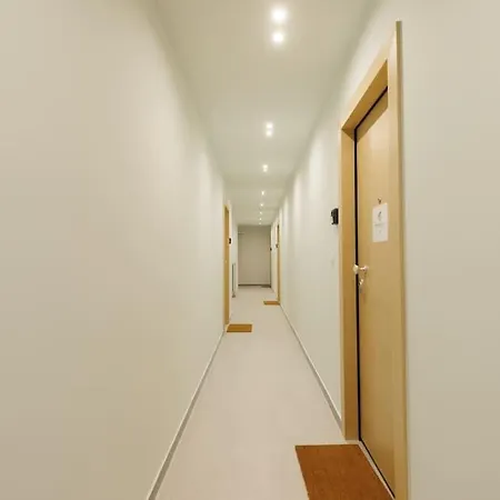 Apartamento Snug With Shared Garden Iv