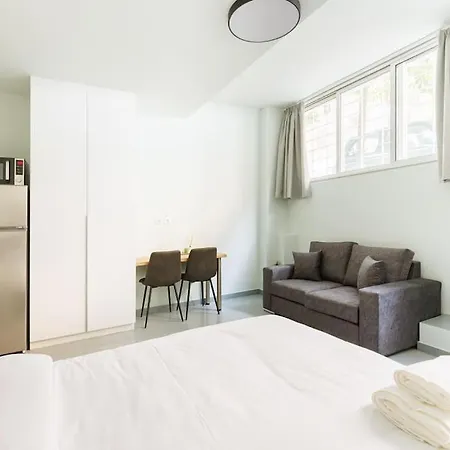 Snug With Shared Garden Iv Apartment Athens