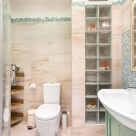 Bright, Calming Retreat With A Balcony Near Metro! Athens