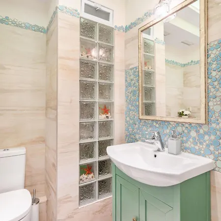 Bright, Calming Retreat With A Balcony Near Metro! Apartment