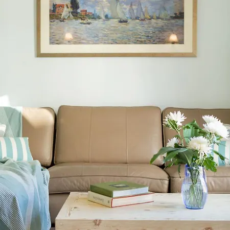 Apartment Bright, Calming Retreat With A Balcony Near Metro! *