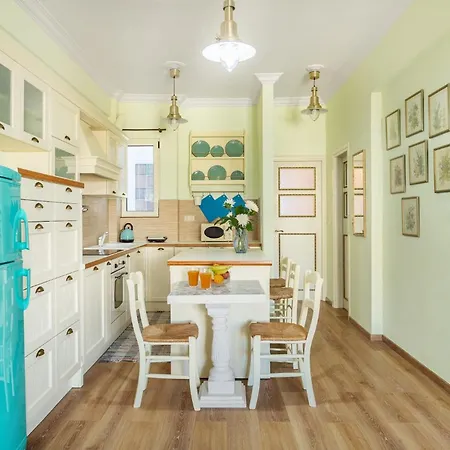 Bright, Calming Retreat With A Balcony Near Metro! * Athens