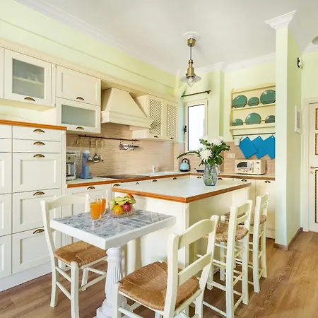 Bright, Calming Retreat With A Balcony Near Metro! Apartment