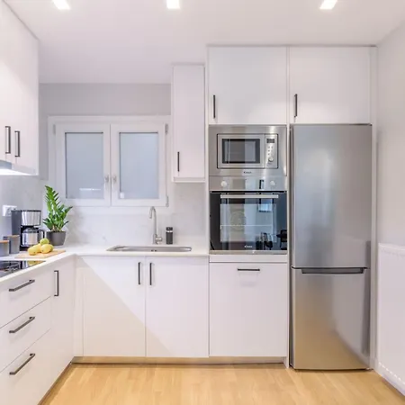 Sun-splashed 2-bdr Corner With Hillside Views!