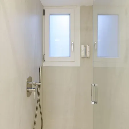 Sun-splashed 2-bdr Corner With Hillside Views!