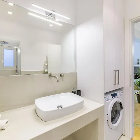 Sun-splashed 2-bdr Corner With Hillside Views! Apartment
