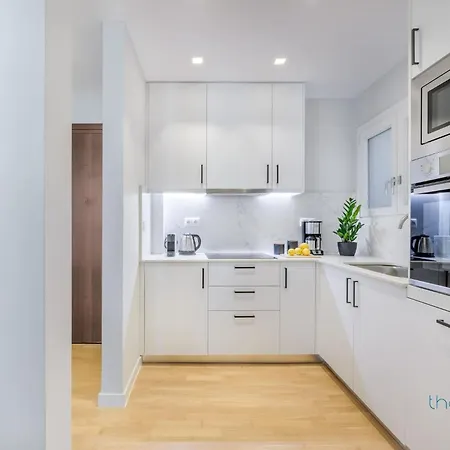 Sun-splashed 2-bdr Corner With Hillside Views! Athens