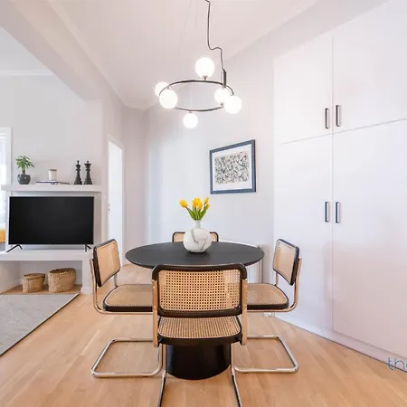 Sun-splashed 2-bdr Corner With Hillside Views! Apartment *