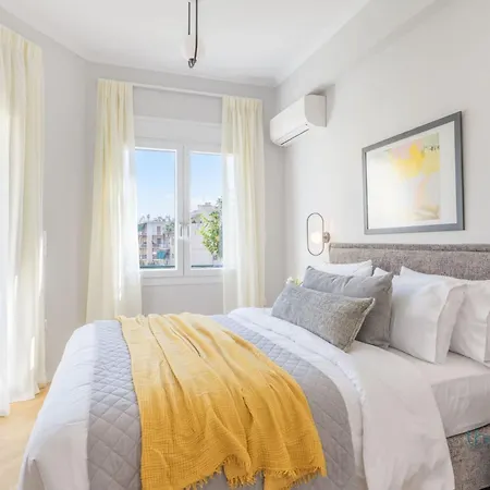 Sun-splashed 2-bdr Corner With Hillside Views! *