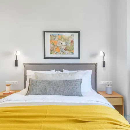 Sun-splashed 2-bdr Corner With Hillside Views! *