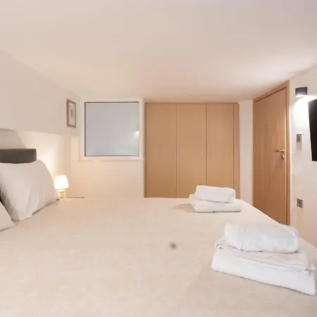 Demeter's Loft-stylish Exclusive Athenian Retreat Apartment *
