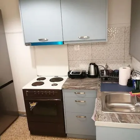 ανακαινισμένο 8 λεπτά από το μετρό. Apartment