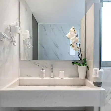 The Hostmaster Grande Acropolis Apartment *