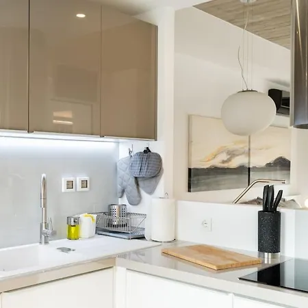 The Hostmaster Persephone Yellow Opulence 2nd Floor Apartment