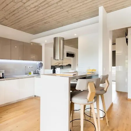The Hostmaster Persephone Yellow Opulence 2nd Floor Apartment Athens