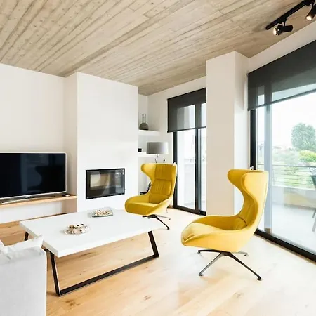 The Hostmaster Persephone Yellow Opulence 2nd Floor Apartment *
