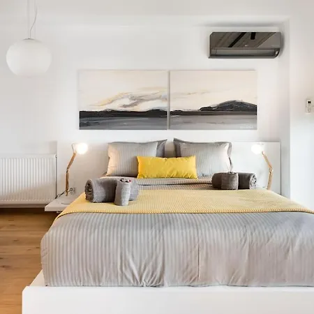 The Hostmaster Persephone Yellow Opulence 2nd Floor Apartment Athens