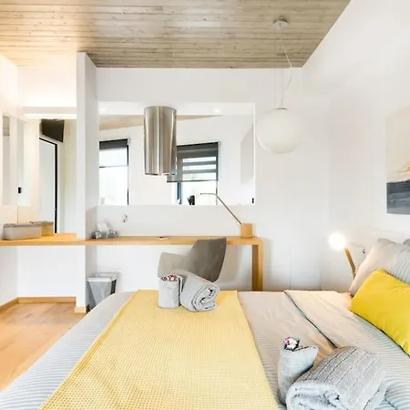 The Hostmaster Persephone Yellow Opulence 2nd Floor Apartment Athens