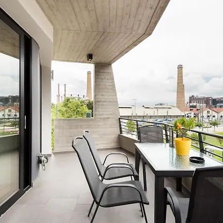 The Hostmaster Persephone Yellow Opulence 2nd Floor Apartment