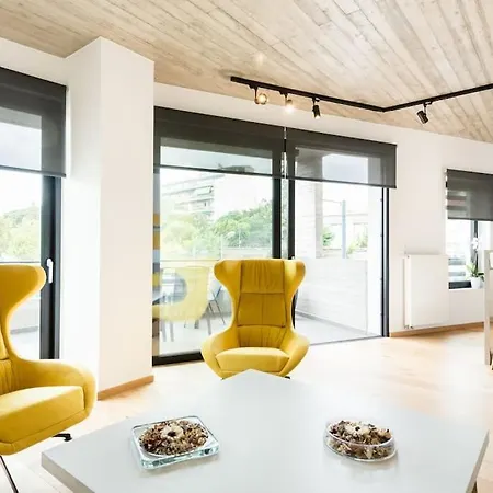 The Hostmaster Persephone Yellow Opulence 2nd Floor Apartment *