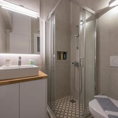 Apartment The Business By Cloudkeys *