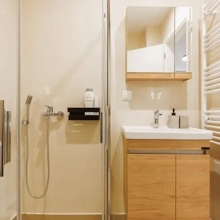 Apartment Snug With Shared Garden V *