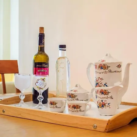 Διαμέρισμα Strawberry Hideaway - Chic Retreat