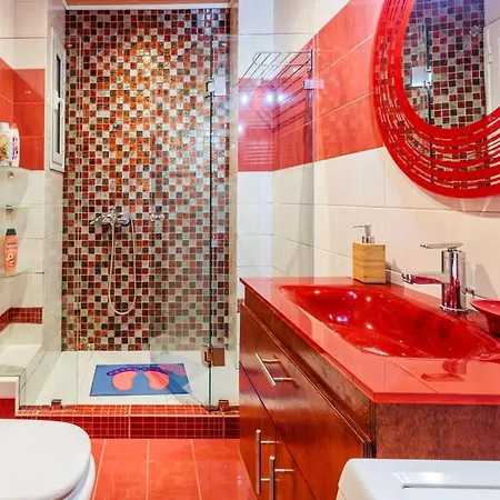 Διαμέρισμα Strawberry Hideaway - Chic Retreat