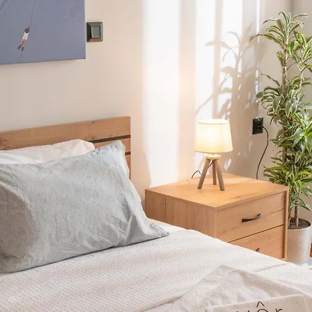 Apartment Comfort Oasis: Work-friendly Space W/fiber Net