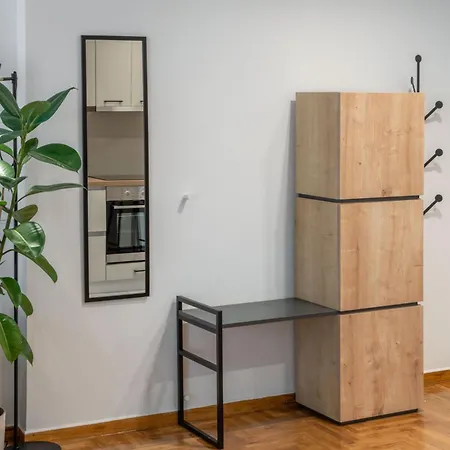 Apartment Comfort Oasis: Work-friendly Space W/fiber Net