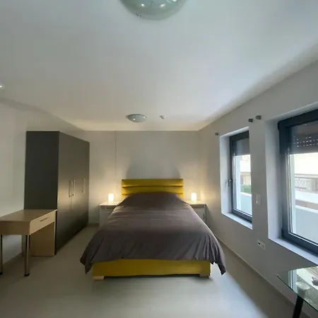 Feels Like Apartment *