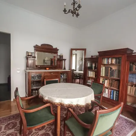 3-generations Athenian Apartment