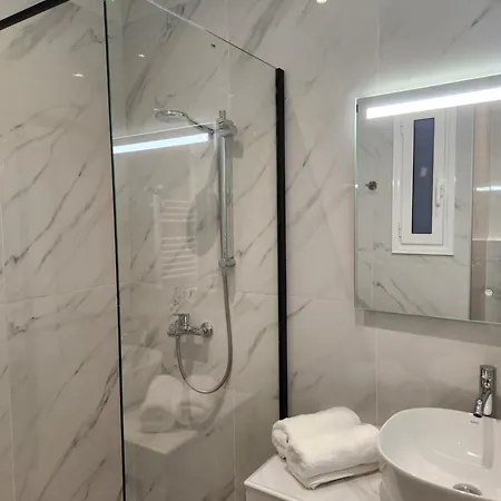 Bachelor Penthouse With Roof Garden Access, 15 M Walk To Acropolis * Athens
