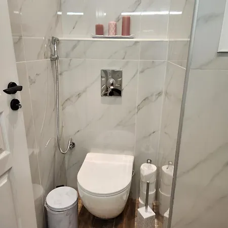Apartment Bachelor Penthouse With Roof Garden Access, 15 M Walk To Acropolis *