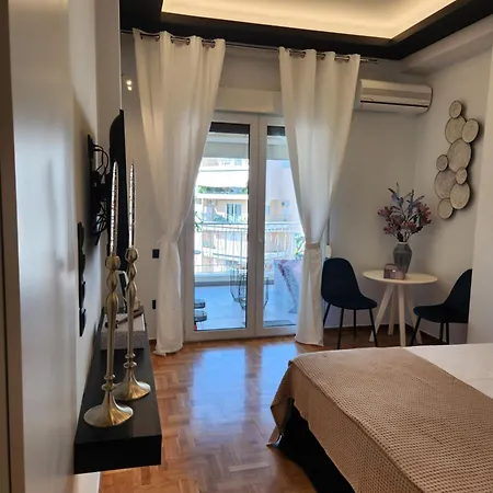 Apartment Bachelor Penthouse With Roof Garden Access, 15 M Walk To Acropolis *