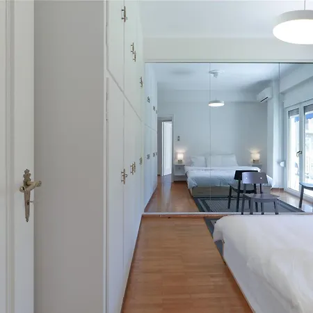 דירה Chic Renovated Hideaway In Vibrant Square אתונה