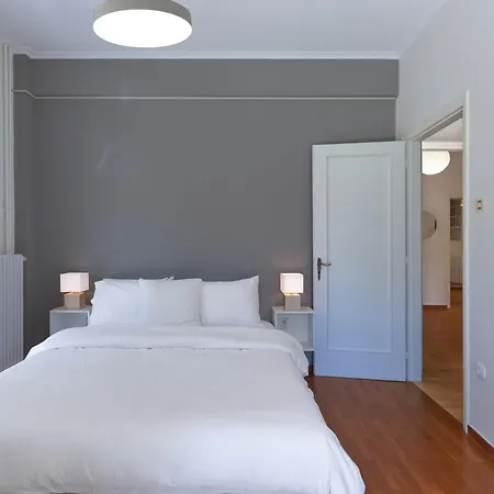 Chic Renovated Hideaway In Vibrant Square אתונה
