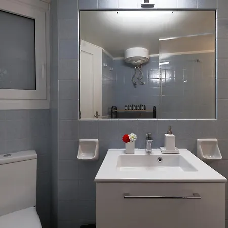 Chic Renovated Hideaway In Vibrant Square אתונה