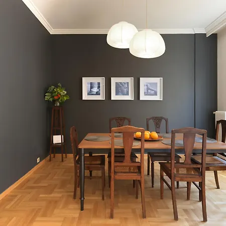 דירה Chic Renovated Hideaway In Vibrant Square