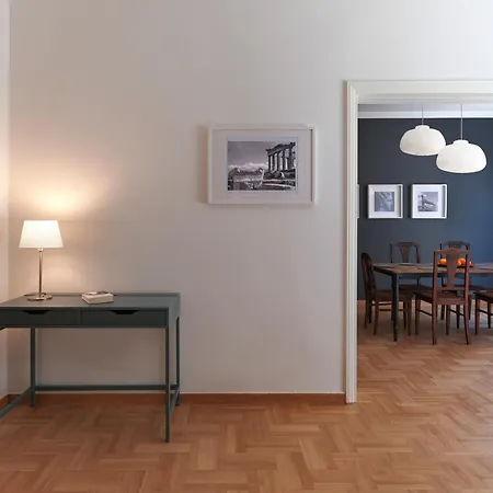 דירה Chic Renovated Hideaway In Vibrant Square אתונה