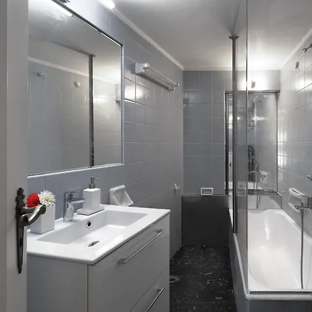 Chic Renovated Hideaway In Vibrant Square אתונה