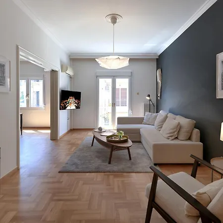 Chic Renovated Hideaway In Vibrant Square