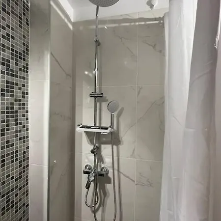 Appartement Stylish With Garden, Hilton Area. Near Metro Athènes