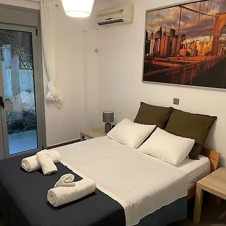 Appartement Stylish With Garden, Hilton Area. Near Metro Athènes