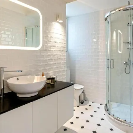 Phaedrus Living Modern Flat Gkyzi