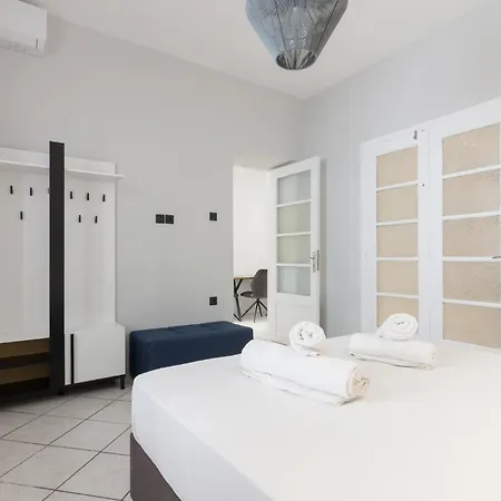 Amazing 2 Bedroom House Apartment *
