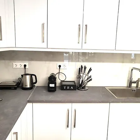 Fabilicious - 2 Apartments- Romantic Jacuzzi & Spacious Family Comfort * Athens