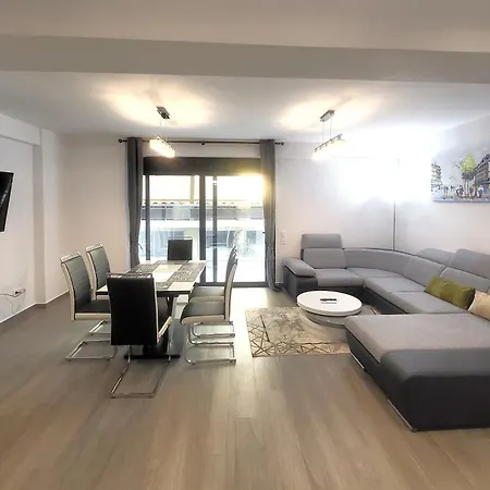 Fabilicious - 2 Apartments- Romantic Jacuzzi & Spacious Family Comfort Apartment *