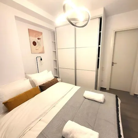 Fabilicious - 2 Apartments- Romantic Jacuzzi & Spacious Family Comfort *
